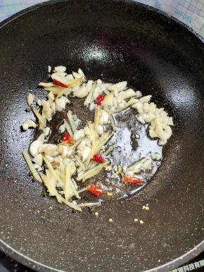 起锅烧油，放入生姜，蒜瓣，干辣椒，花椒爆香！