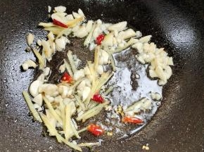 起锅烧油，放入生姜，蒜瓣，干辣椒，花椒爆香！