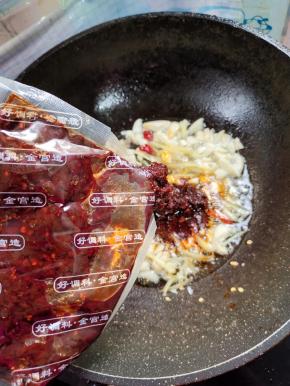放入一勺小龙虾调料，炒出红油！（如果没有小龙虾调料，可以用郫县豆瓣酱来代替！）