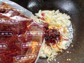 放入一勺小龙虾调料，炒出红油！（如果没有小龙虾调料，可以用郫县豆瓣酱来代替！）