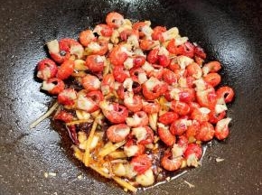 放入龙虾尾翻炒均匀！