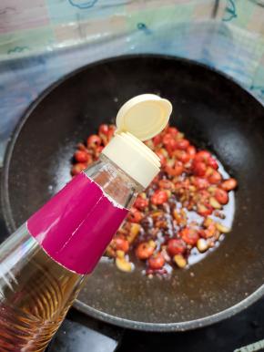 倒入两勺料酒去腥！