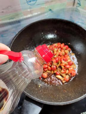 放入两勺生抽！