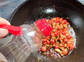 放入两勺生抽！