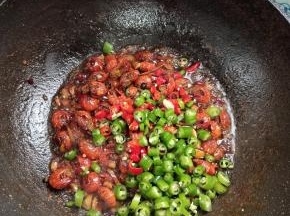 放入尖椒和小米辣翻炒均匀！