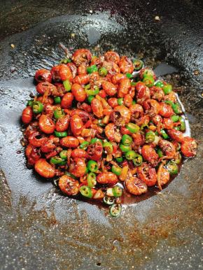 起锅前放入适量的鸡精翻炒均匀即可！