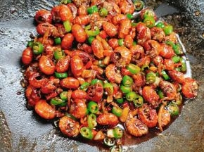 起锅前放入适量的鸡精翻炒均匀即可！