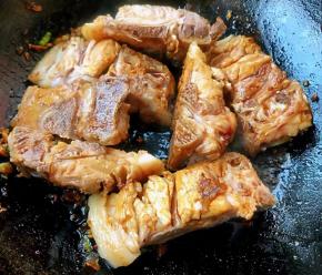 放入排骨大火快速翻炒至排骨均匀的裹上料汁