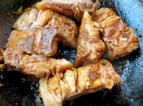 放入排骨大火快速翻炒至排骨均匀的裹上料汁