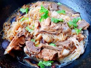  炖至汤汁不多时放入盐和味精调味均匀最后撒上香菜提鲜即可出锅享用