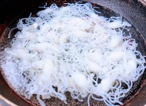 魔芋放入开水中烫一下后立即放入冷水中过凉沥干水份