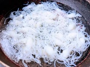 魔芋放入开水中烫一下后立即放入冷水中过凉沥干水份