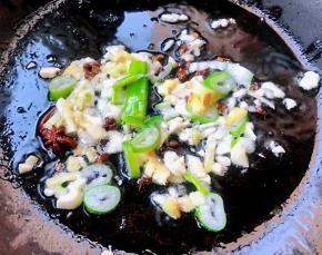 锅中倒入底油加热放入花椒和八角炸香再放入葱姜蒜爆香