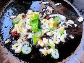 锅中倒入底油加热放入花椒和八角炸香再放入葱姜蒜爆香