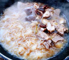 汤汁烧开时放入魔芋和香菇一起炖起来