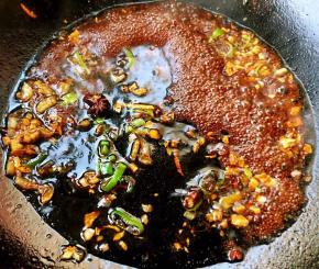 放入调味料一品鲜酱油、蚝油、糖炒出香味