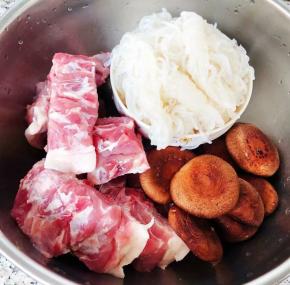 准备原材料新鲜的排骨、魔芋、香菇