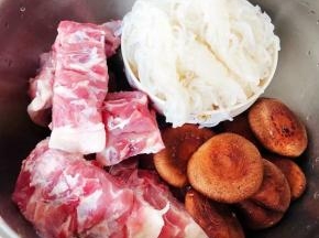 准备原材料新鲜的排骨、魔芋、香菇