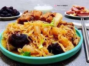 香菇魔芋炖排骨是一道营养价值非常丰富的美味佳肴