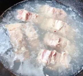 锅中烧开水同时倒入料酒放入排骨焯水断生去除多余的杂质和油脂