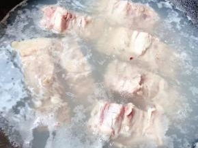 锅中烧开水同时倒入料酒放入排骨焯水断生去除多余的杂质和油脂