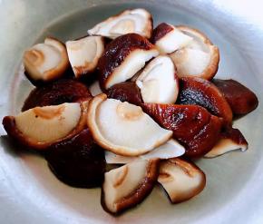 香菇去蒂洗净放入开水中焯水断生后放入冷水中过凉再沥干水份片成大小均匀的片状