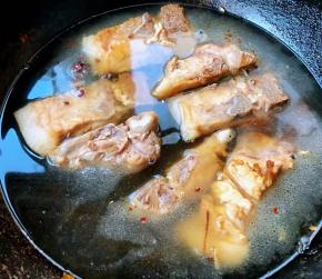 添加适量清水大火炖起来