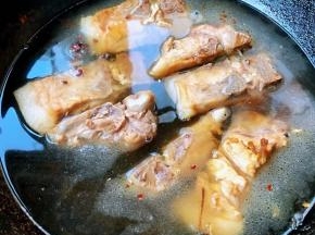 添加适量清水大火炖起来