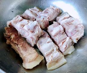 焯好水的排骨立即放入冷水中过凉多冲洗几遍洗净后沥干水份备用