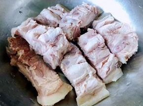 焯好水的排骨立即放入冷水中过凉多冲洗几遍洗净后沥干水份备用