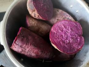将紫薯洗干净蒸熟