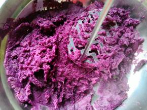 将紫薯去皮压成泥