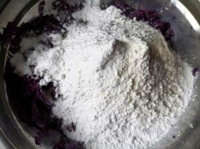 取500克紫薯泥加入粉类