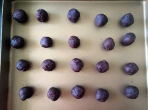 豆沙馅平均分成20份，搓圆