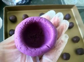 将紫薯面团分成35克一个小剂子，整成碗状