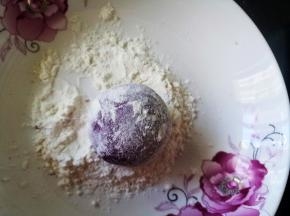 在糯米粉里滚一下，拍掉多余的粉