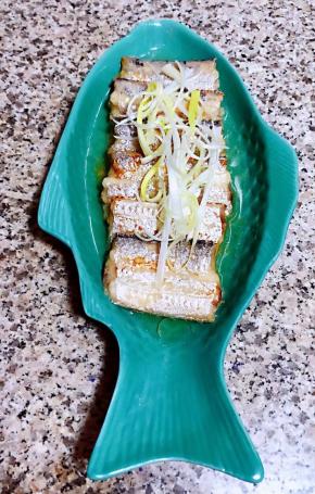 切好的葱丝摆放在带鱼上面