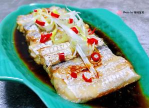 均匀的淋上蒸鱼豉油摆上小米辣热油趁热浇在葱花上面就大功告成了