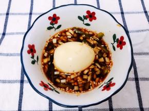 把鸡蛋剥壳放入酱汁里浸泡2个小时入味，泡的时间越长越入味哦