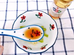 碗里加入蒜末和椒丝，加入米醋和白糖