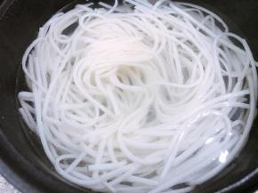 锅里烧水，水开后放入鱼面焯水20秒，捞出放在凉开水里更Q弹哦