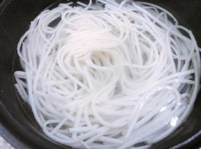 锅里烧水，水开后放入鱼面焯水20秒，捞出放在凉开水里更Q弹哦