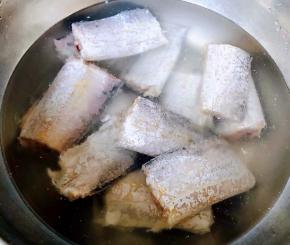 带鱼切成大小均匀的块状洗净后沥干水份