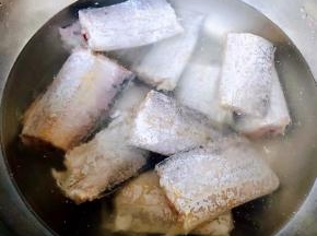 带鱼切成大小均匀的块状洗净后沥干水份
