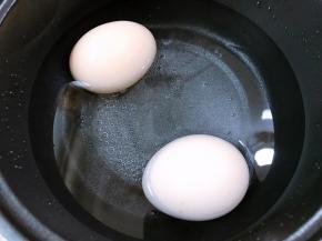 鸡蛋洗净煮8分钟左右，煮好捞出泡在凉水里10分钟好剥壳