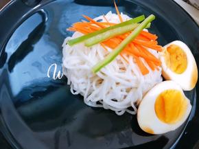 盘里摆上桌好，胡萝卜丝和椒丝，把酱好的鸡蛋对切