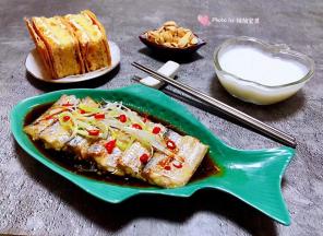 带鱼有很多种烹饪方法但是个人认为清蒸这种做法是首选的即营养健康又方便快捷