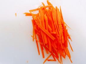 胡萝卜去皮切丝