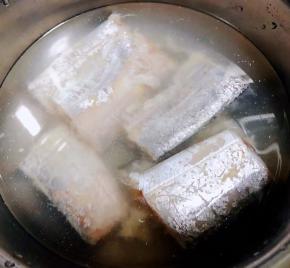腌制好的带鱼用清水淘洗一下再沥干水份