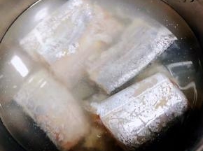 腌制好的带鱼用清水淘洗一下再沥干水份